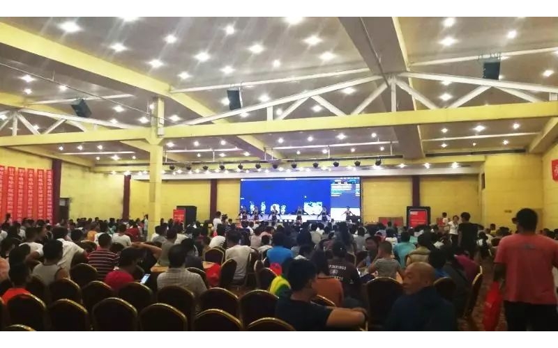 鄭州客戶答謝會(huì)太火爆!近1000人參會(huì)！半個(gè)小時(shí)訂貨突破1萬(wàn)組！